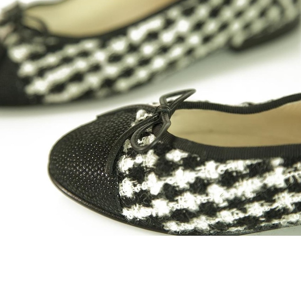 RARE CHANEL Black &White Houndstooth tweed  ballet flats stingray skin CC $1,500 - Picture 2 of 9
